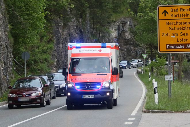 Ein Rettungswagen des Roten Kreuzes auf Einsatzfahrt